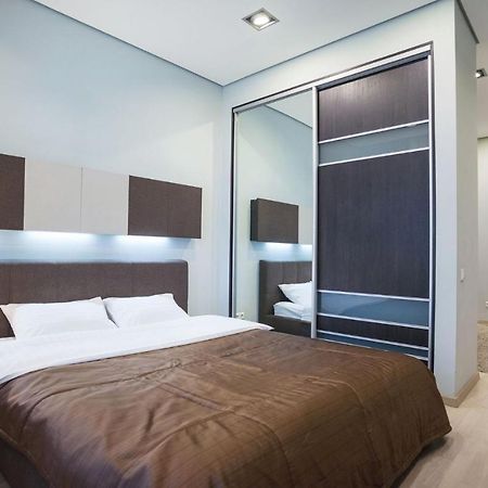 Navit Apartments With Breakfast, Near The Railway Station, The City Center And The Park Kiev Buitenkant foto