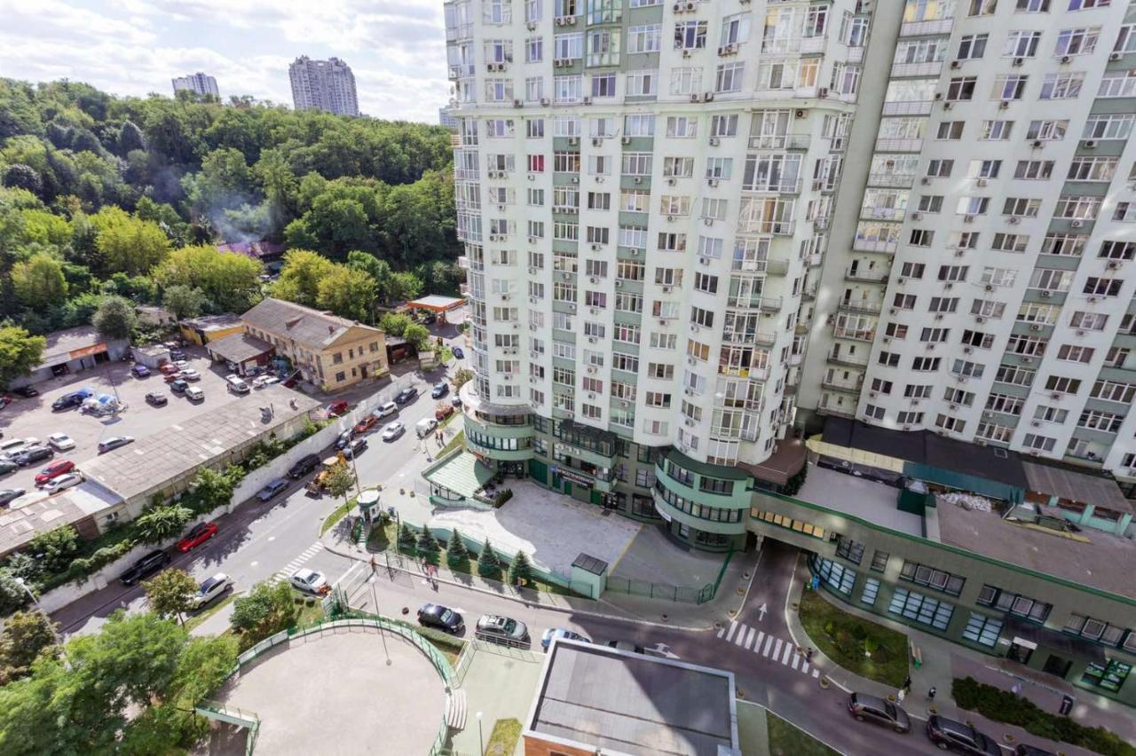 Navit Apartments With Breakfast, Near The Railway Station, The City Center And The Park Kiev Buitenkant foto