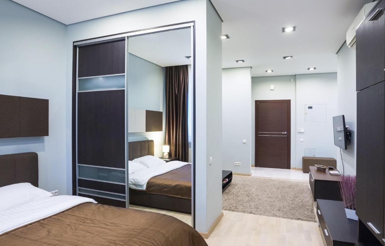 Navit Apartments With Breakfast, Near The Railway Station, The City Center And The Park Kiev Buitenkant foto