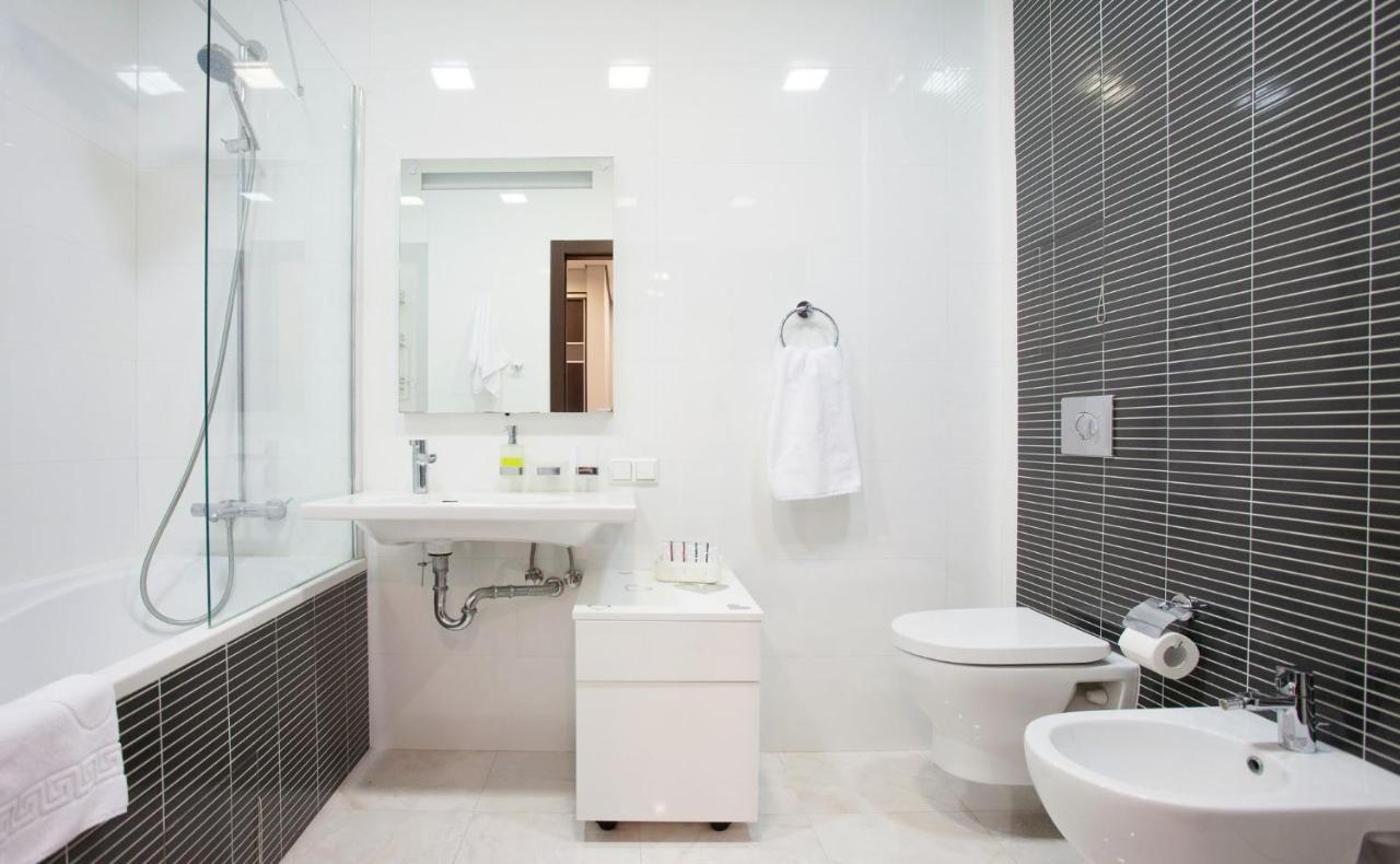 Navit Apartments With Breakfast, Near The Railway Station, The City Center And The Park Kiev Buitenkant foto