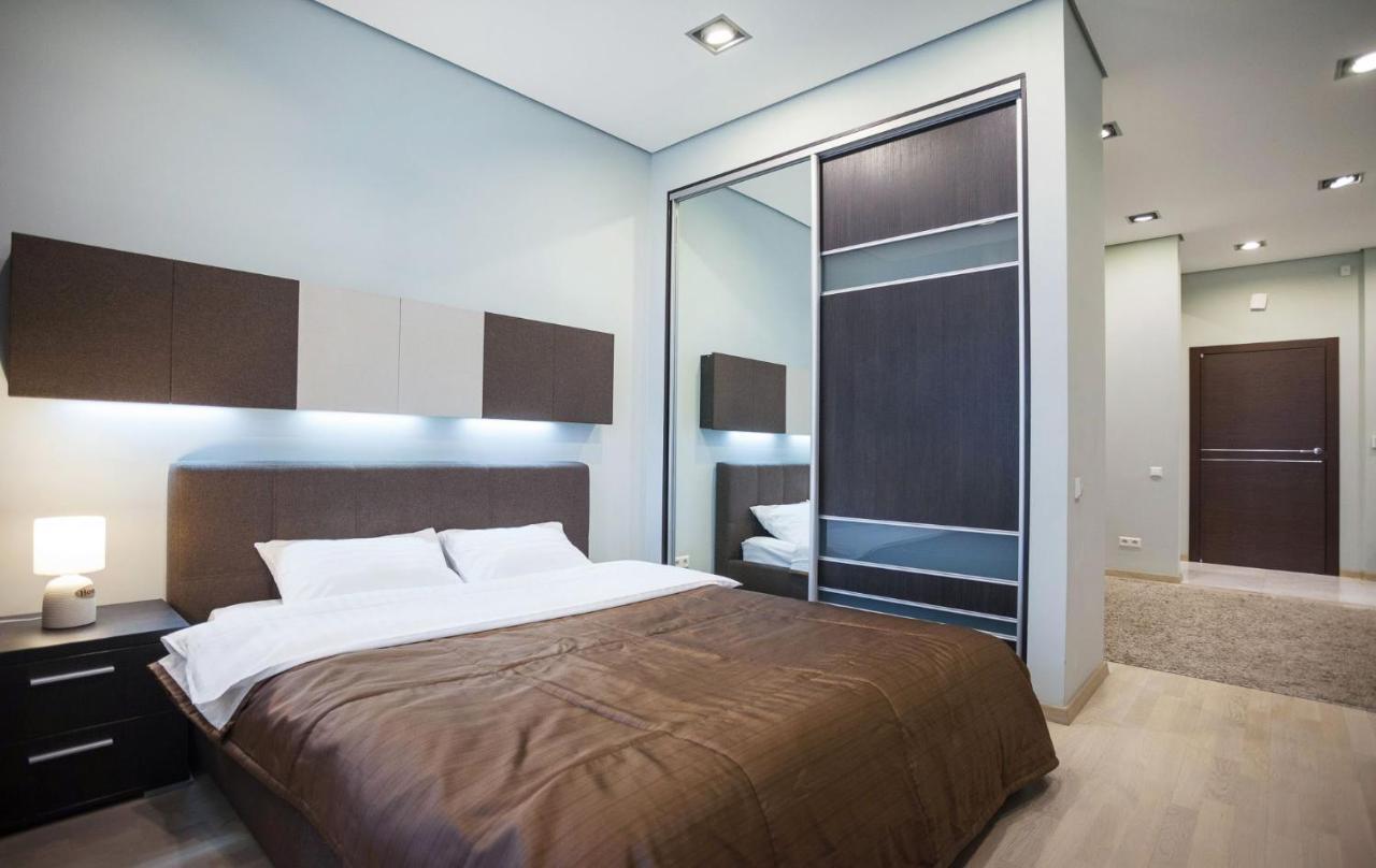 Navit Apartments With Breakfast, Near The Railway Station, The City Center And The Park Kiev Buitenkant foto