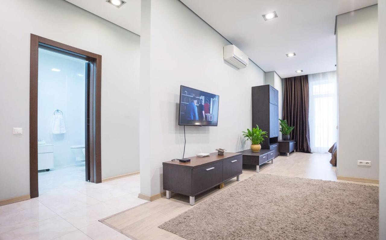 Navit Apartments With Breakfast, Near The Railway Station, The City Center And The Park Kiev Buitenkant foto