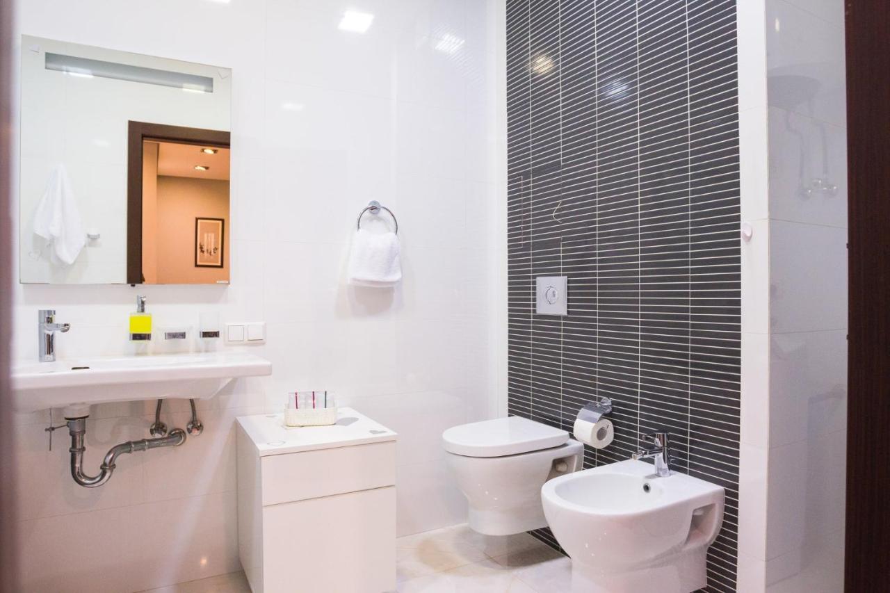 Navit Apartments With Breakfast, Near The Railway Station, The City Center And The Park Kiev Buitenkant foto
