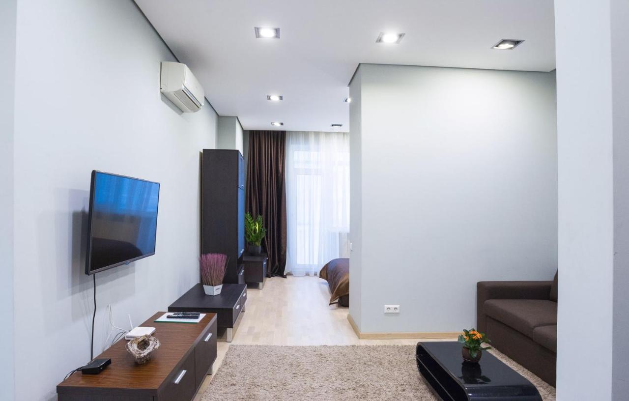 Navit Apartments With Breakfast, Near The Railway Station, The City Center And The Park Kiev Buitenkant foto