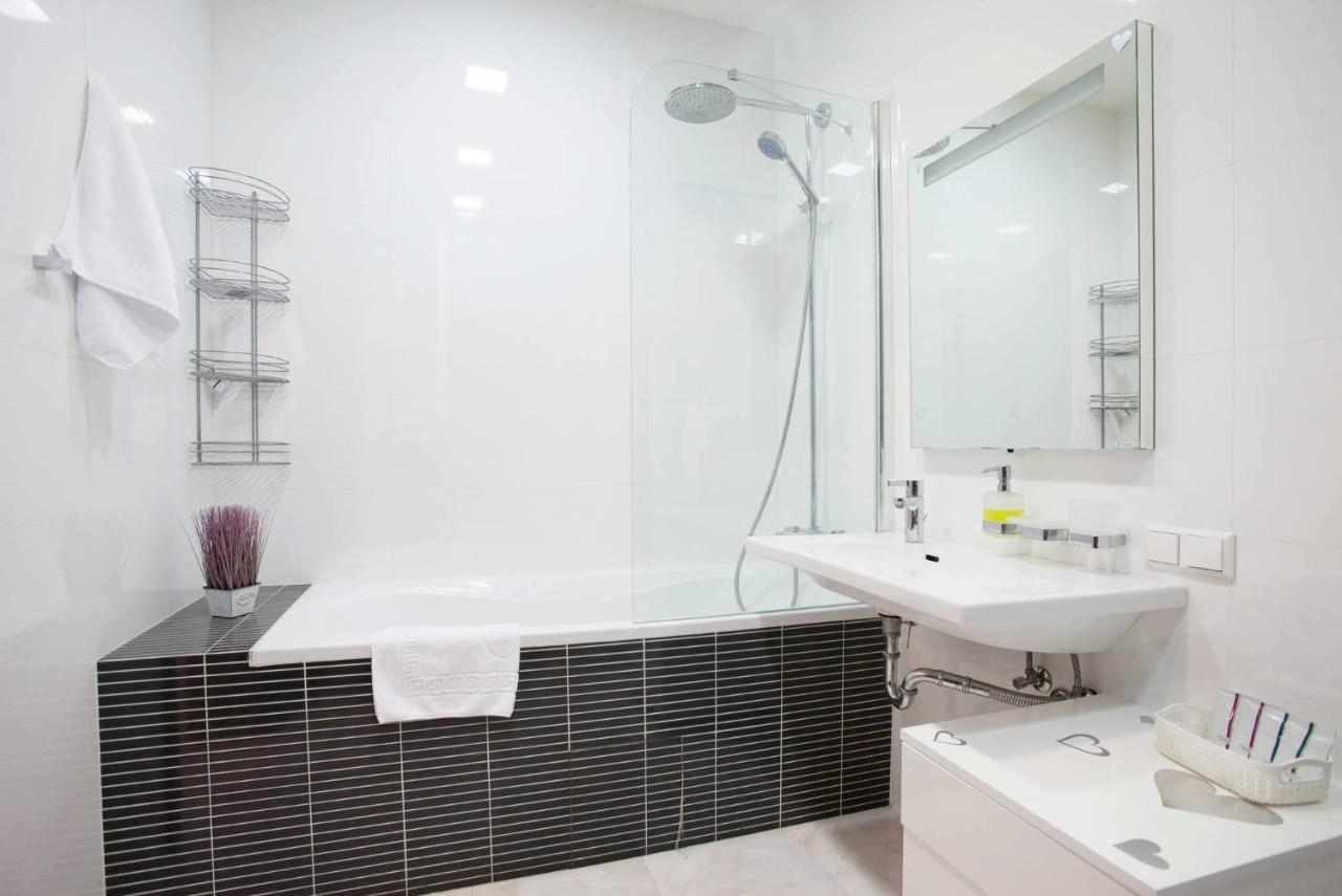 Navit Apartments With Breakfast, Near The Railway Station, The City Center And The Park Kiev Buitenkant foto
