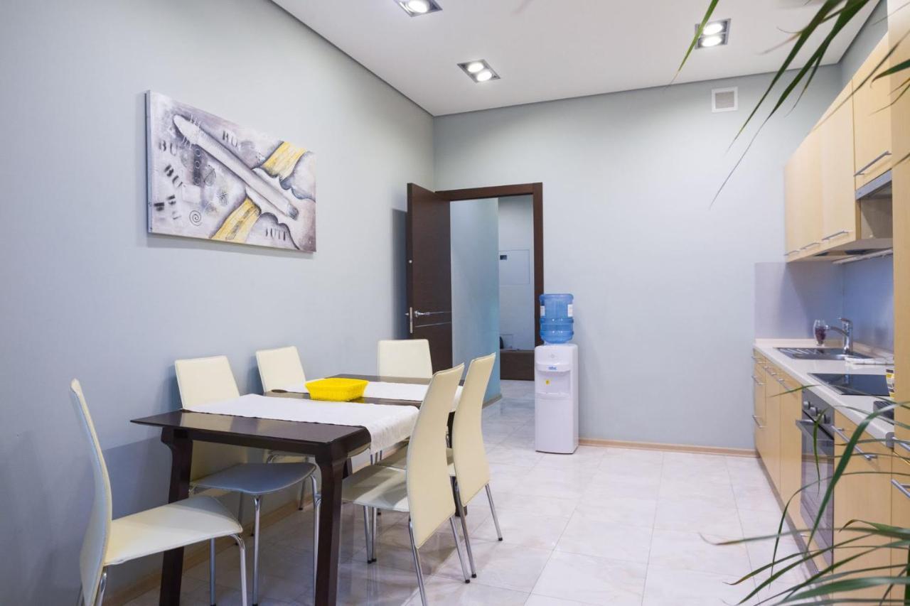 Navit Apartments With Breakfast, Near The Railway Station, The City Center And The Park Kiev Buitenkant foto